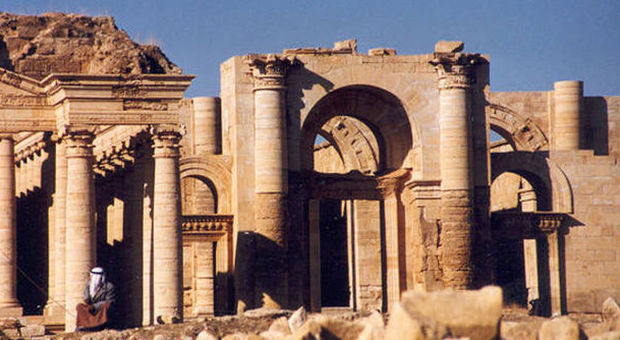 Isis distrugge antica tittà di Hatra, patrimonio dell'Unesco: rubate le monete d'oro del museo locale