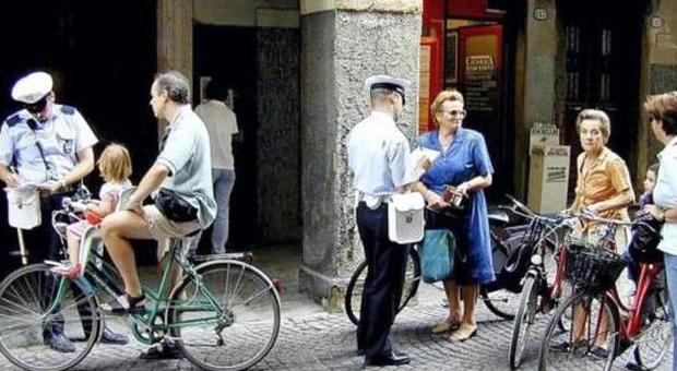 "Mio figlio multato di 218 euro in bici, ma agli stranieri non fanno nulla" -LEGGI
