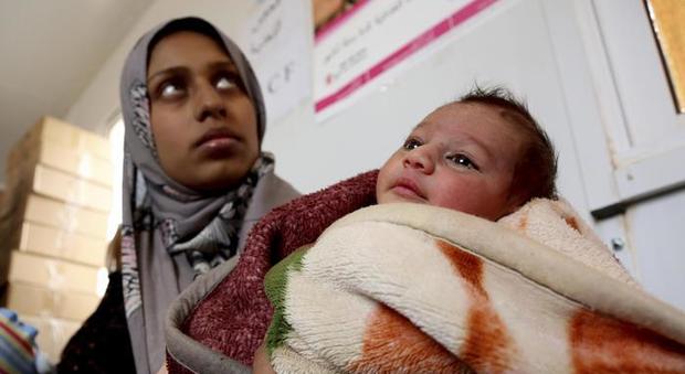 Quindici bambini morti di freddo nei campi profughi in Siria: il più piccolo era nato da un'ora