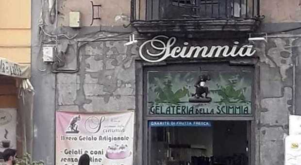 La gelateria della Scimmia si arrende a degrado e crisi: chiude un pezzo di storia di Napoli