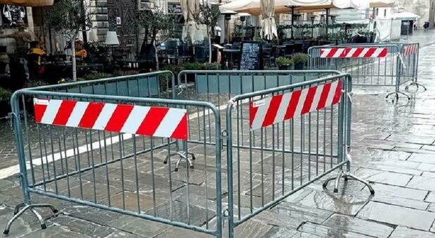 Ascoli, le lastre spaccate e zone transennate: Piazza Arringo pericolosa per i pedoni