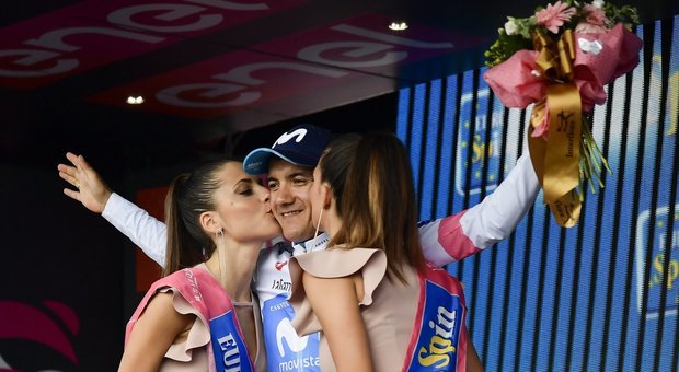 Giro Italia, Carapaz conquista la salita di Montevergine. Yates mantiene la maglia rosa, nuova caduta per Froome
