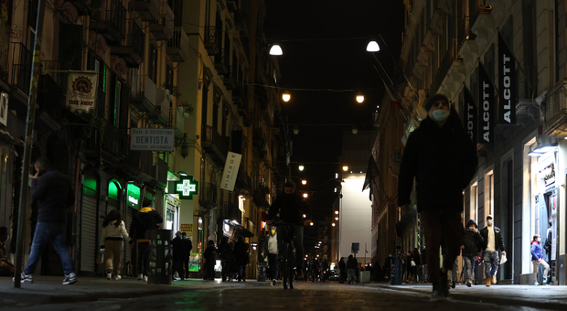 Covid a Napoli, niente luminarie ma iniziative di solidarietà per Natale