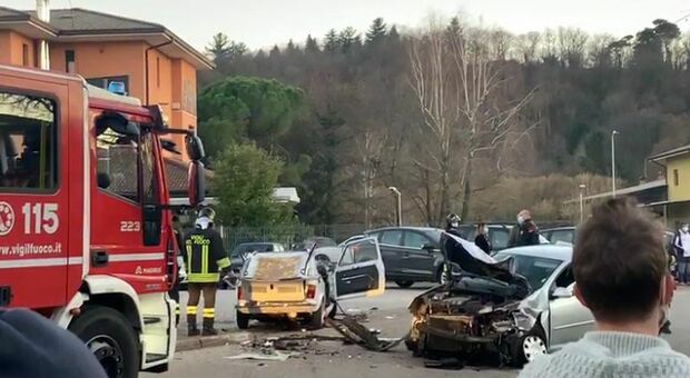 Le auto distrutte dopo lo scontro frontale a Tarcento