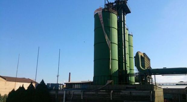 Narni, protesta choc degli operai della Carbon si incatenano in cima a un silos e strappano un incontro per il 6 marzo