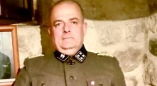 Foto con la divisa da nazista e il ritratto di Hitler: bufera su consigliere comunale a Nimis