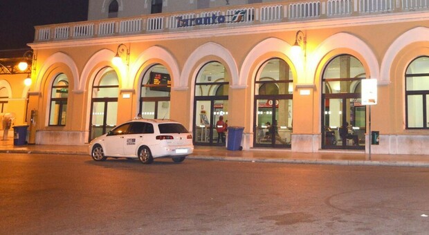 Un taxi in attesa all'esterno della stazione di Taranto
