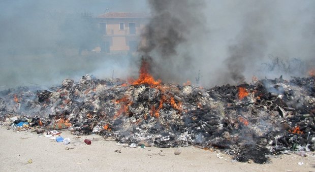 Maddaloni, incendia rifiuti, plastica e pneumatici: 40enne denunciato
