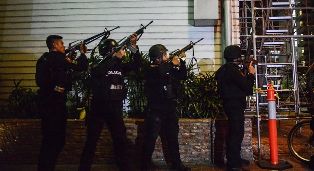 Esplosioni e spari in un resort, paura a Manila: Isis rivendica l'attentato