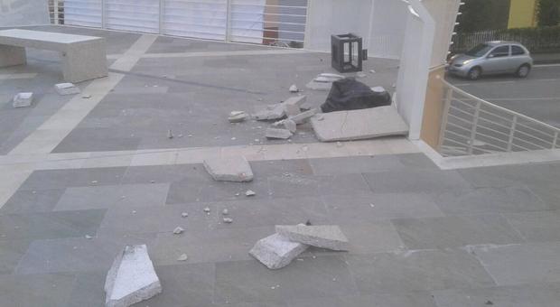 Vandali a San Cipriano Picentino, distrutta piazza appena inaugurata