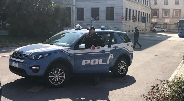 Chiede soldi, insulta e minaccia un vigilante poi si scaglia sui poliziotti