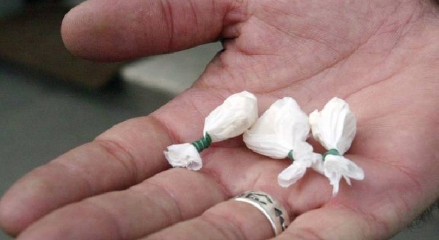 Roma, nascondeva nella minicar 74 dosi di cocaina: minorenne in manette
