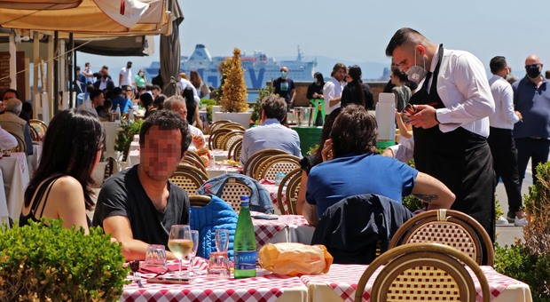 Sedie, tavoli e ombrelloni: per bar e ristoranti di Napoli occupazione di suolo gratis fino al 31 ottobre