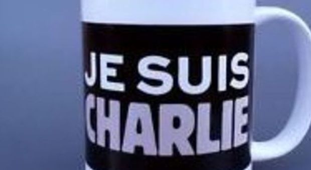 Nessun rispetto: #JeSuisCharlie in rete il merchandising con felpe, magliette e portachiavi