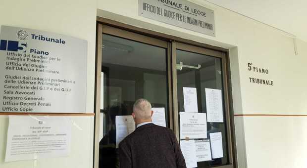 Lecce, focolaio in Tribunale: 18 positivi negli uffici del GIP. Gli avvocati chiedono lo stop alle udienze