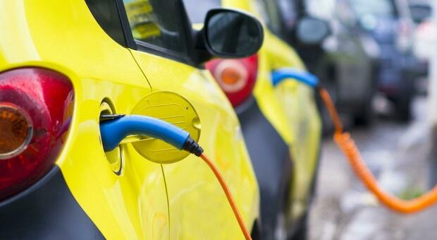 Boom dell'elettrico, nel 2023 un'auto venduta su cinque sarà green (ma l'Italia è in ritardo)