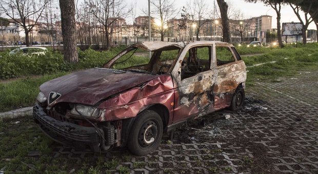 Roma, il cimitero delle auto abbandonate in strada, gara deserta: nessuno le ritira