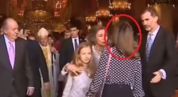 La regina Sofia vuole farsi un selfie con le nipotine, la nuora Letizia glielo impedisce: è scontro regale Video