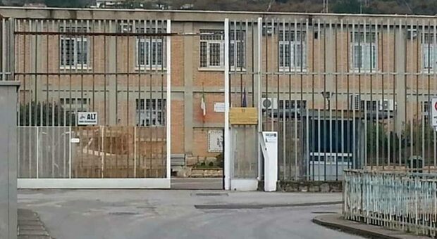 Detenuto positivo al Covid evade dal carcere di Fuorni: inseguito e bloccato