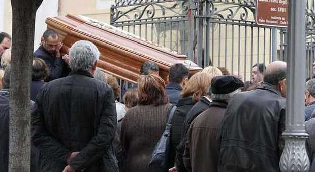 Caserta. L'ultimo saluto a Fiorito, l'imprenditore ucciso dall'ex socio | Foto