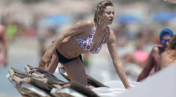 Eva Grimaldi, fisico al top a Formentera: curve hot e topless a 53 anni