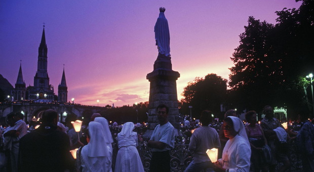 Lourdes, volano i pellegrinaggi malgrado crisi economica e terrorismo
