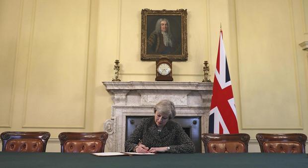 Theresa May firma l'addio all'Europa