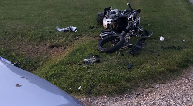 La moto Ducati distrutta nel fosso