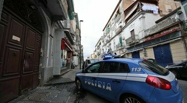 Napoli, Via Torino: danneggia l’ingresso di un ufficio, denunciato