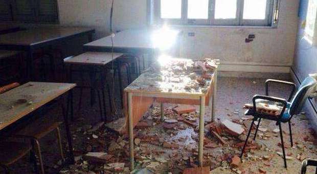Salerno, paura in una scuola: crolla il soffitto di un'aula