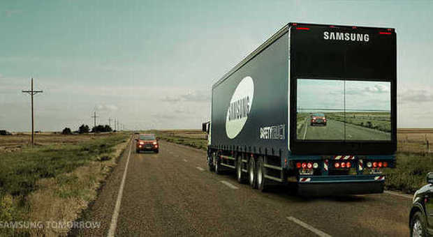 Uno schermo sul retro del camion per salvare la vita di chi guida: ecco come funziona