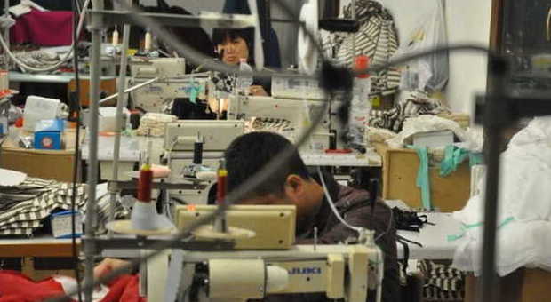 Quaranta "schiavi" ammassati nel laboratorio tessile cinese