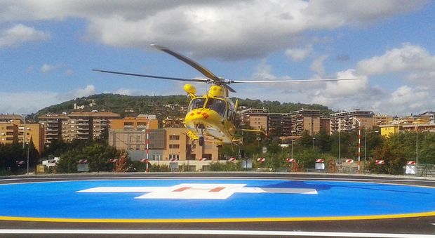 Città di Castello, grave un sessantenne caduto mentre pota un albero: trasferito in ospedale in l'elicottero