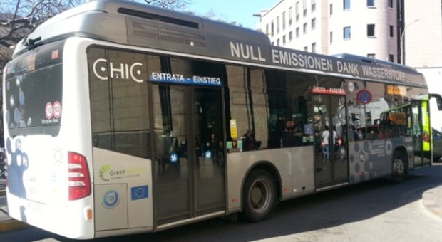 Bolzano, bonus da 150 euro a chi fa la spia sul bus e segnala i senza biglietto