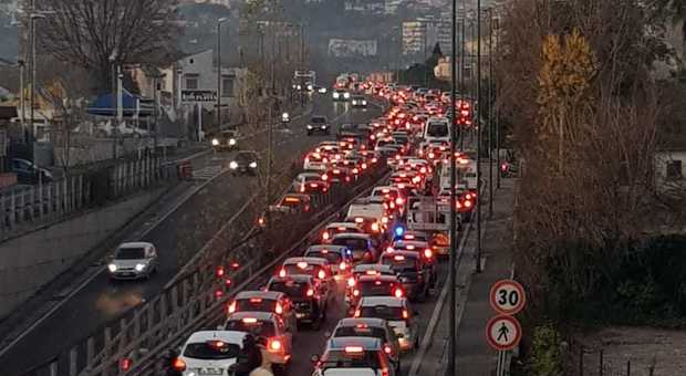 Metropolitana, linea 1 out e nella zona a nord di Napoli è guerra per il traffico