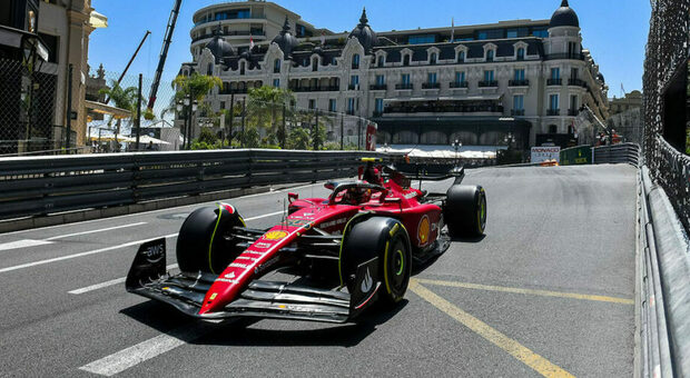 Charles Leclerc con la Ferrari SF-23 a Montecarlo