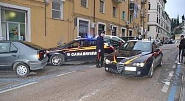 Vuole suicidarsi e aggredisce i carabinieri ​giunti per salvarla
