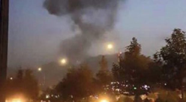 Kabul, attacco kamikaze al campus dell'Università americana, media locali: «Morti e feriti»