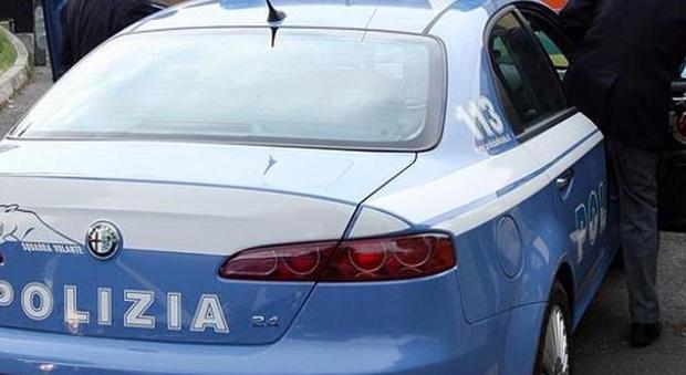 Roma, «Se chiami la polizia ti sgozzo», minaccia la madre per procurarsi i soldi della droga: arrestato