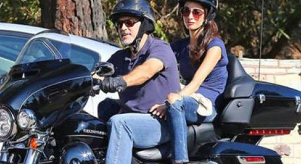 George Clooney e Amal Alamuddin in moto