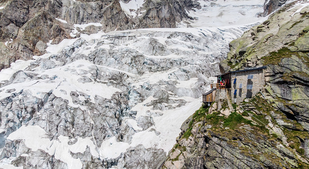 Ghiacciaio Monte Bianco, il fronte franoso si spacca: «Accelera a 60 centimetri al giorno»