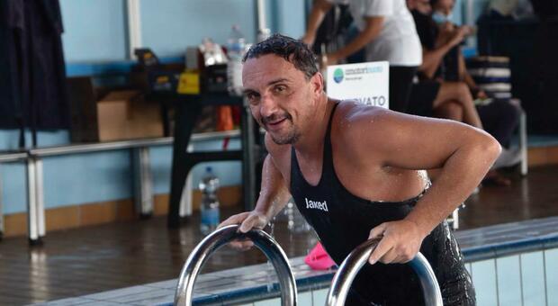 Riesce l'impresa al perugino Marco Fratini: il medico ha nuotato 100 km in vasca corta, è il primo al mondo