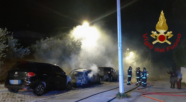 Ferrari e Maserati distrutte con altre sette vetture in un incendio doloso a Montesilvano, commerciante nel mirino