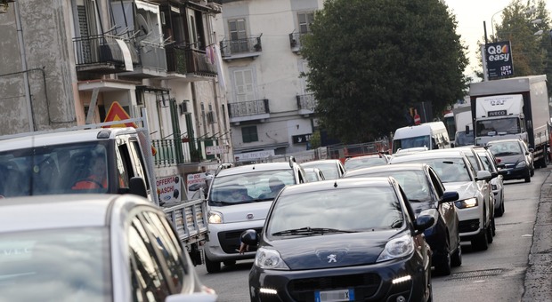Napoli, tenta la fuga con l'auto rubata ma resta bloccato del traffico: arrestato 46enne