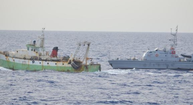 Colpi di mitra contro peschereccio italiano in acque internazionali: spari da una motovedetta libica
