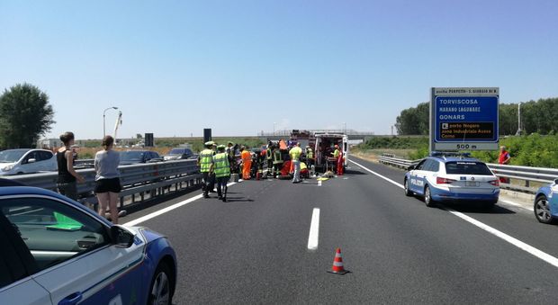 Udine, tamponamento in fase di sorpasso: muore un motociclista, lunghe code