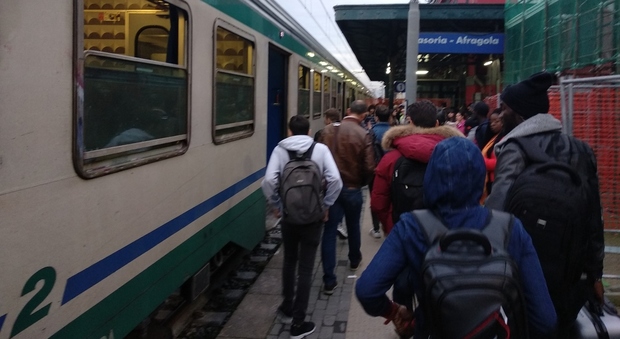 Treno in fiamme nel Napoletano: paura e panico tra studenti e pendolari