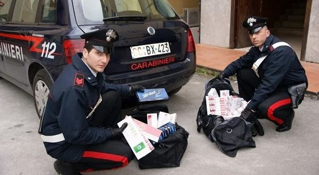 Centinaia di stecche di contrabbando nel bagagliaio dell'auto: due arresti a Napoli