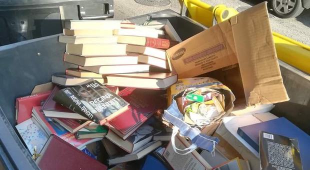 Trieste. Libri ammassati come rifiuti nel cassonetto: appello per "salvarli"