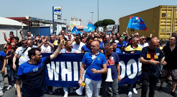 Di Maio incontra i lavoratori Whirlpool: «A Napoli si faranno ancora lavatrici»